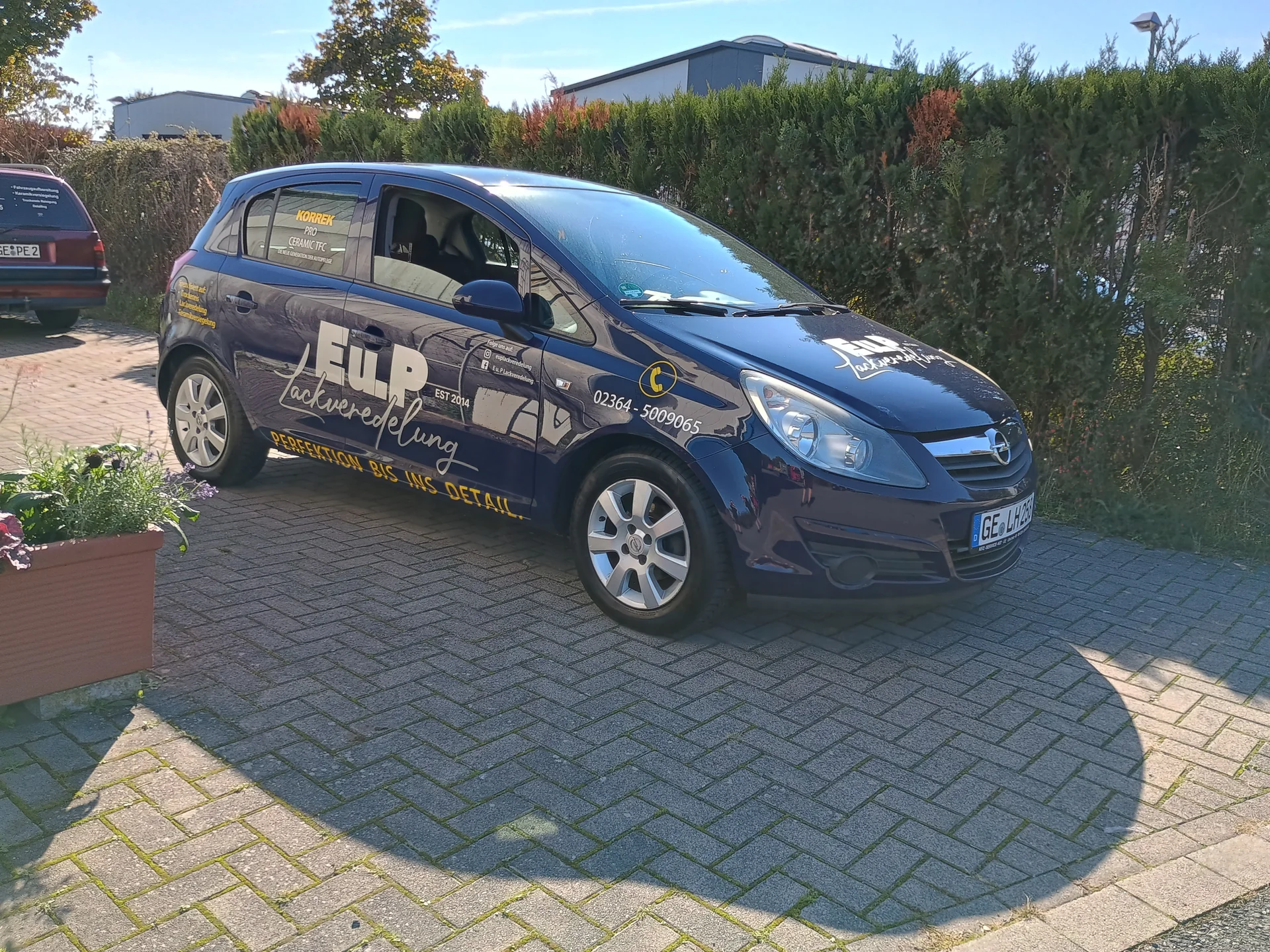 Blauer Opel mit E-u.-P-Beschriftung als Kundenersatzwagen