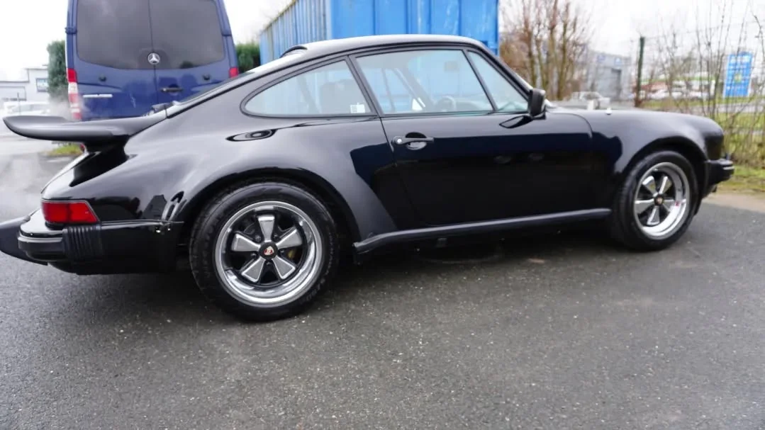 Schwarzer Porsche 911 · Klassiker
