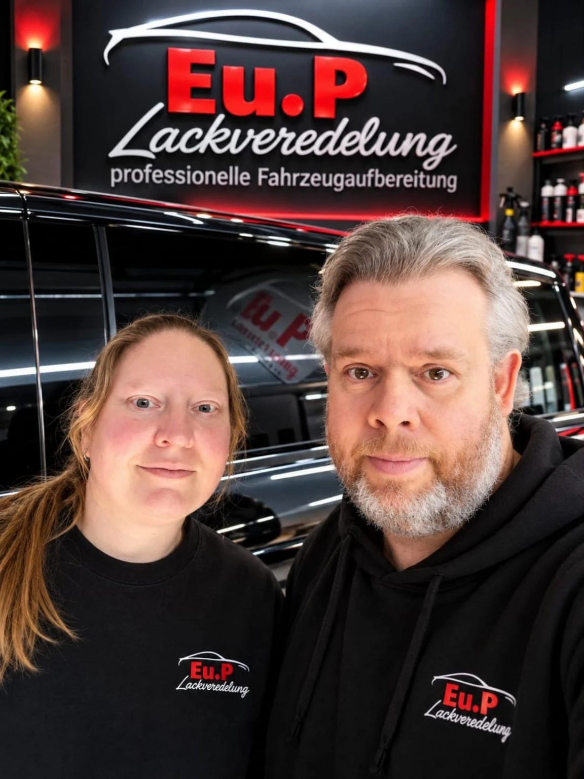 Erika Hülsewiesche und Peter Erdmann vor dem Eu.P-Logo in der Werkstatt