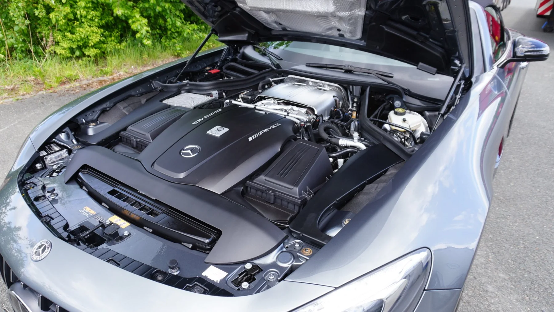 Mercedes AMG GT Motorraum nach Trockeneisreinigung
