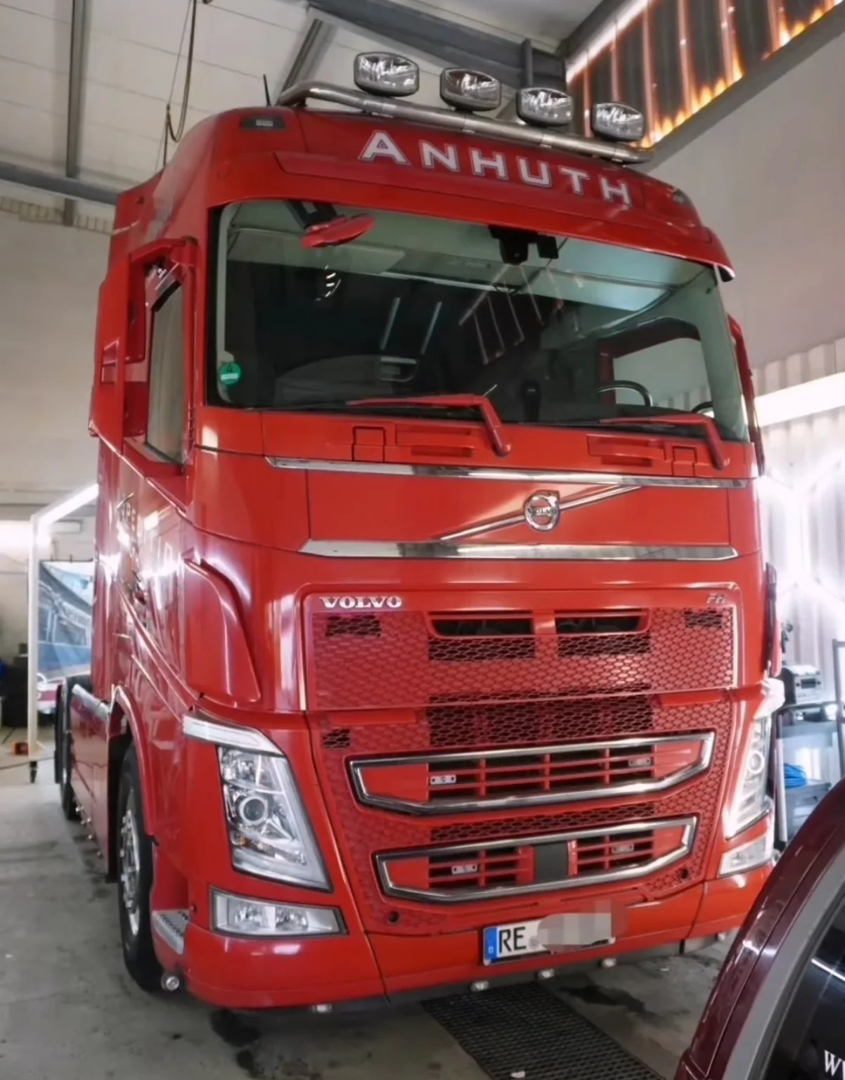 Roter Volvo-Lkw in der Werkstatthalle von E u. P Lackveredelung